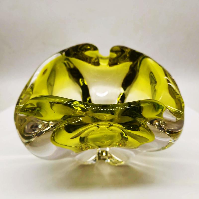 1950s Big Triangular Ashtray - Centerpiece or Catch-all in Murano Glass by Flavio Poli. Made in Italy. 20 x 17 x 13,5 h cm / 2,8 kg.