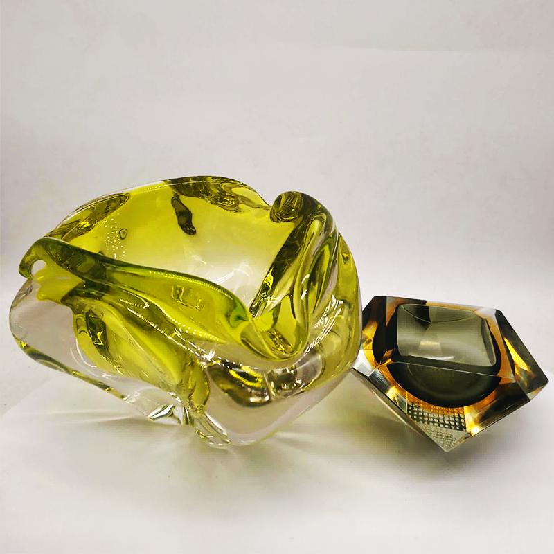 1950s Big Triangular Ashtray - Centerpiece or Catch-all in Murano Glass by Flavio Poli. Made in Italy. 20 x 17 x 13,5 h cm / 2,8 kg.
