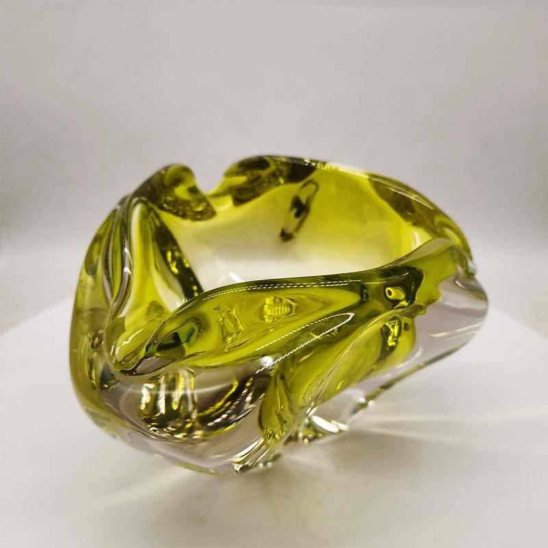 1950s Big Triangular Ashtray - Centerpiece or Catch-all in Murano Glass by Flavio Poli. Made in Italy. 20 x 17 x 13,5 h cm / 2,8 kg.