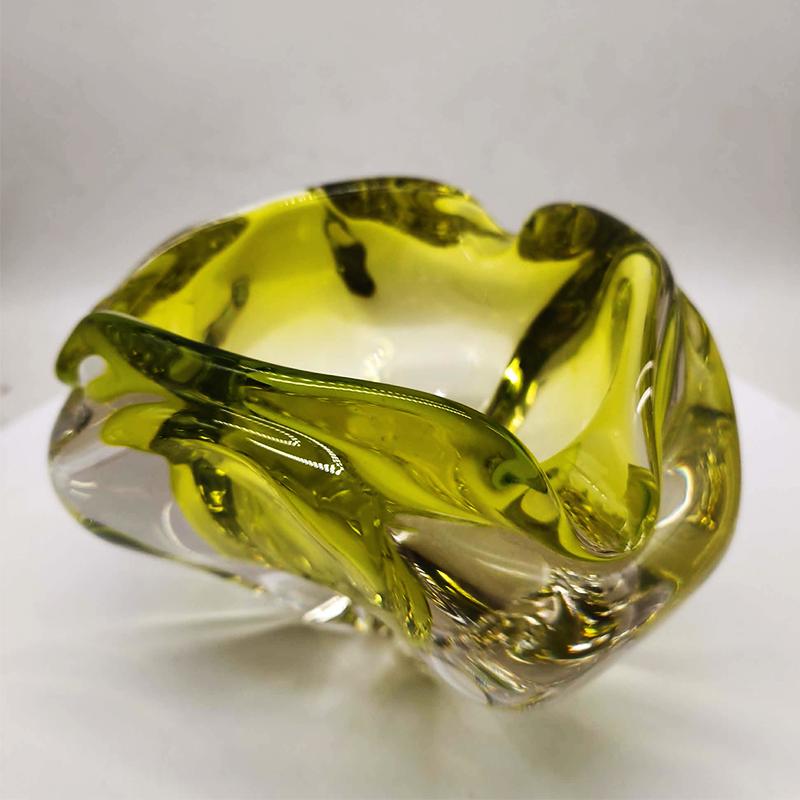 1950s Big Triangular Ashtray - Centerpiece or Catch-all in Murano Glass by Flavio Poli. Made in Italy. 20 x 17 x 13,5 h cm / 2,8 kg.