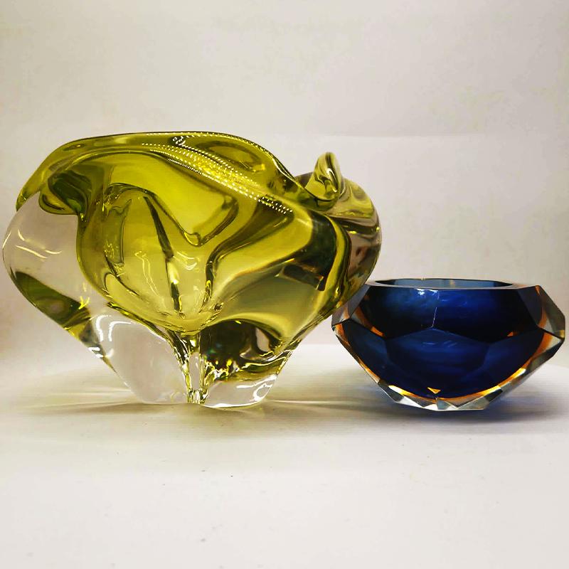1950s Big Triangular Ashtray - Centerpiece or Catch-all in Murano Glass by Flavio Poli. Made in Italy. 20 x 17 x 13,5 h cm / 2,8 kg.