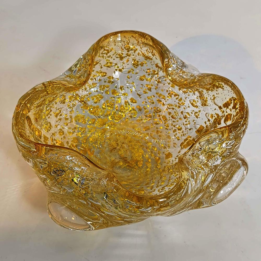 1950s Stunning Ashtray in Murano Glass with Gold finishes, Made in Italy. 16 cm. / 6.29 inches