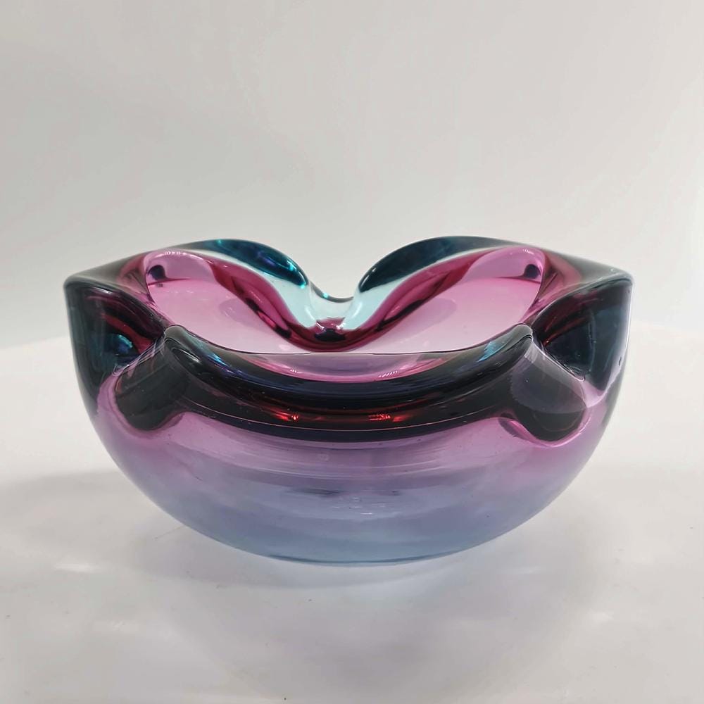 1960s Ashtray in Uranium Murano Glass by Flavio Poli for Seguso. Made in Italy. 16 cm. / 6.29 inches