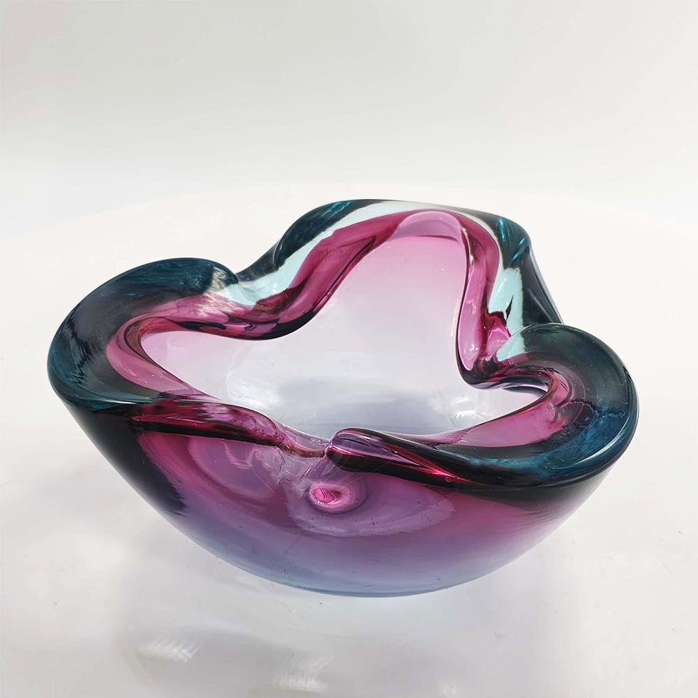 1960s Ashtray in Uranium Murano Glass by Flavio Poli for Seguso. Made in Italy. 16 cm. / 6.29 inches