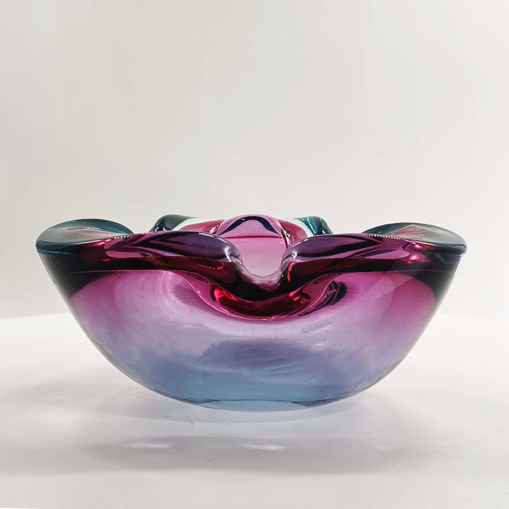 1960s Ashtray in Uranium Murano Glass by Flavio Poli for Seguso. Made in Italy. 16 cm. / 6.29 inches