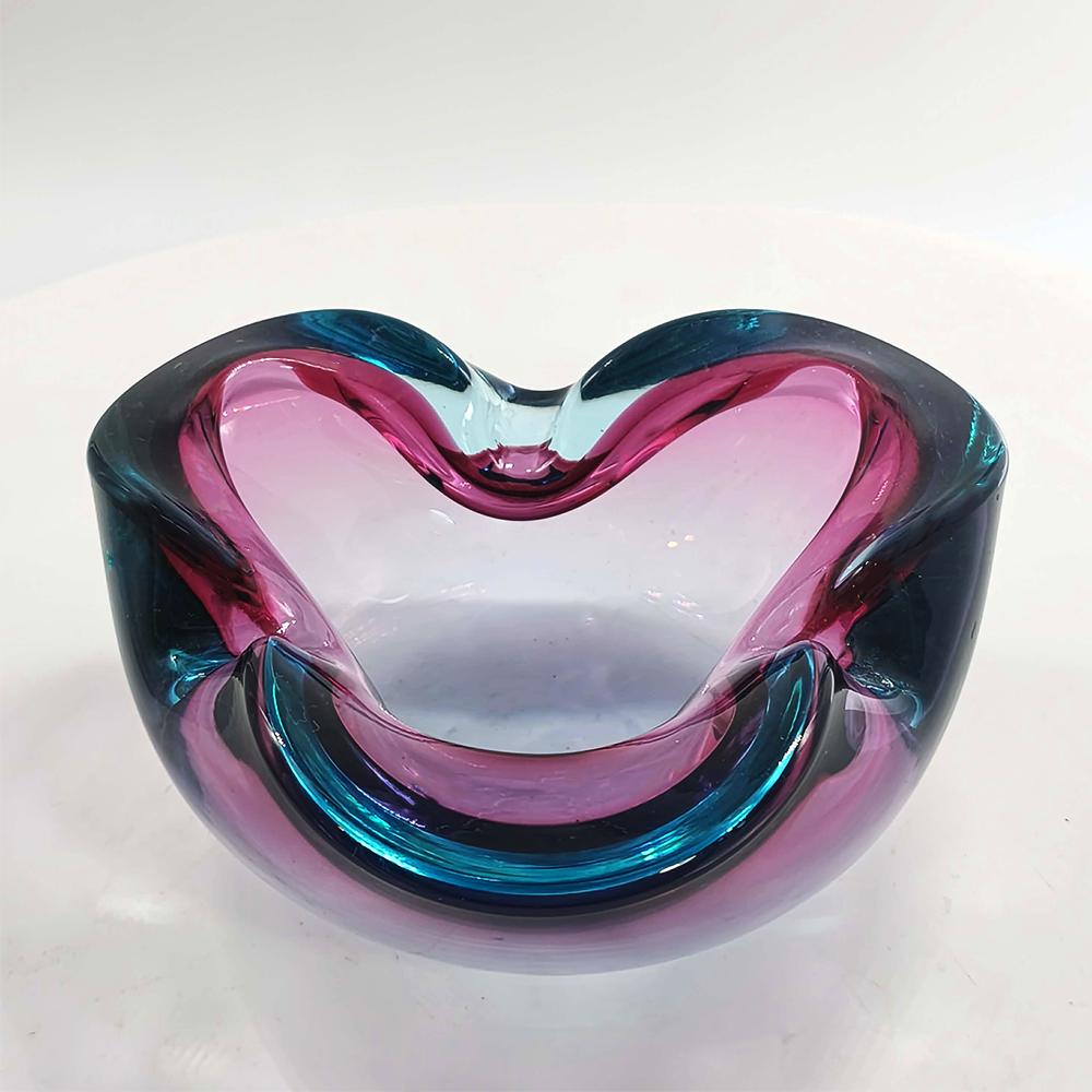 1960s Ashtray in Uranium Murano Glass by Flavio Poli for Seguso. Made in Italy. 16 cm. / 6.29 inches