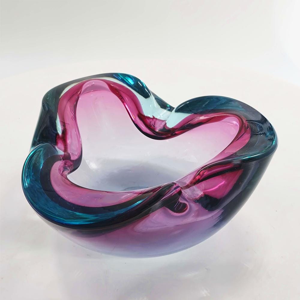 1960s Ashtray in Uranium Murano Glass by Flavio Poli for Seguso. Made in Italy. 16 cm. / 6.29 inches