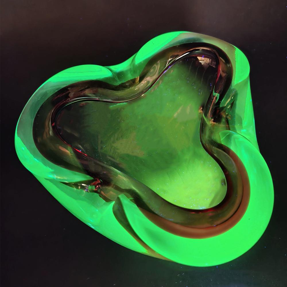 1960s Ashtray in Uranium Murano Glass by Flavio Poli for Seguso. Made in Italy. 16 cm. / 6.29 inches