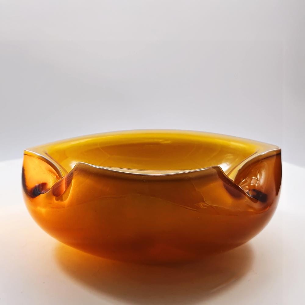 1950s Rare Ashtray by Alfredo Barbini in Handcrafted Murano Glass produced by the historic Vecchia Murano V.M. Factory. 17 cm. / 6.69 inches
