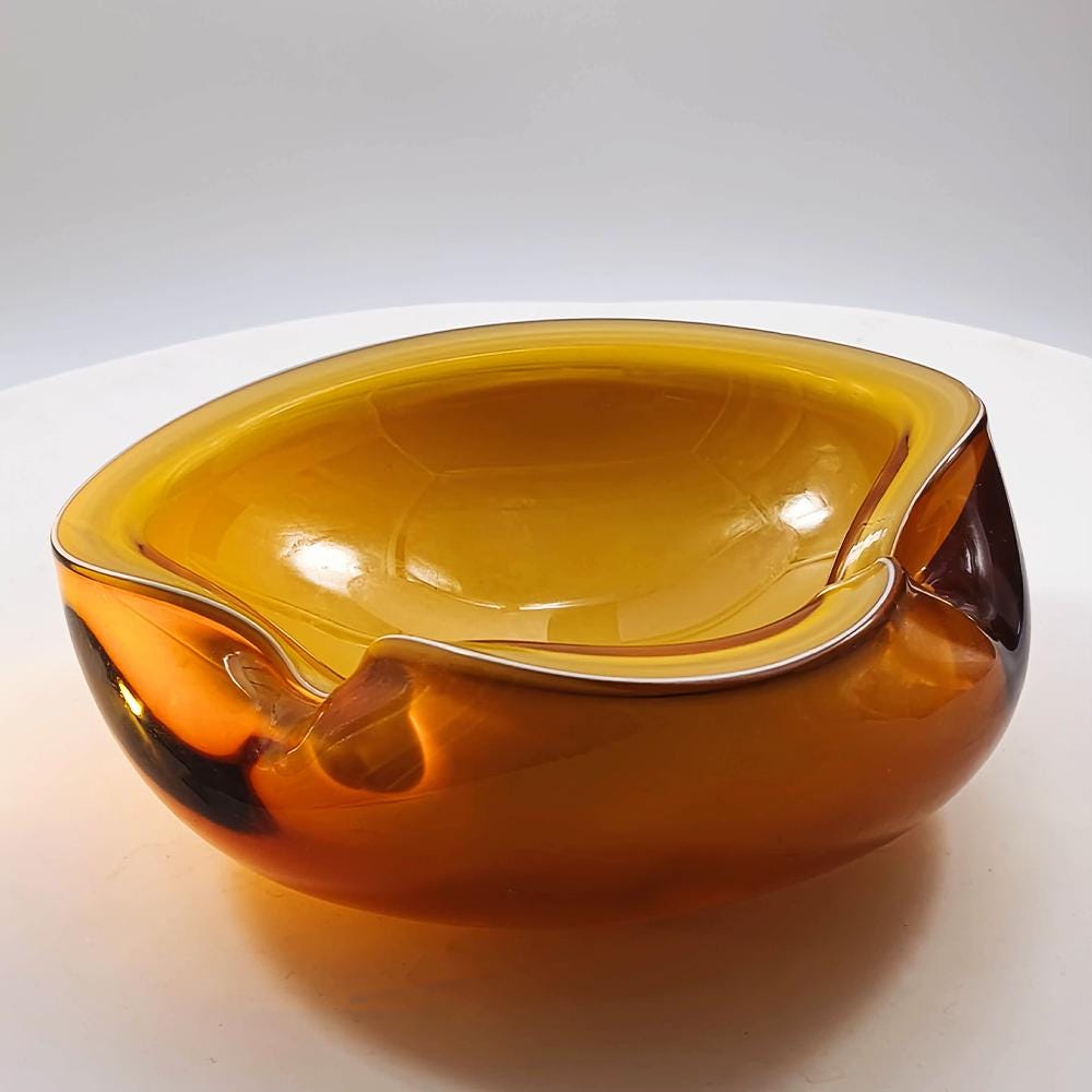 1950s Rare Ashtray by Alfredo Barbini in Handcrafted Murano Glass produced by the historic Vecchia Murano V.M. Factory. 17 cm. / 6.69 inches