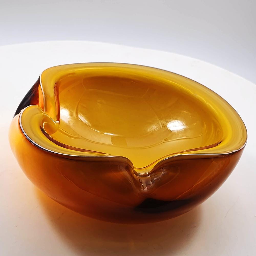 1950s Rare Ashtray by Alfredo Barbini in Handcrafted Murano Glass produced by the historic Vecchia Murano V.M. Factory. 17 cm. / 6.69 inches