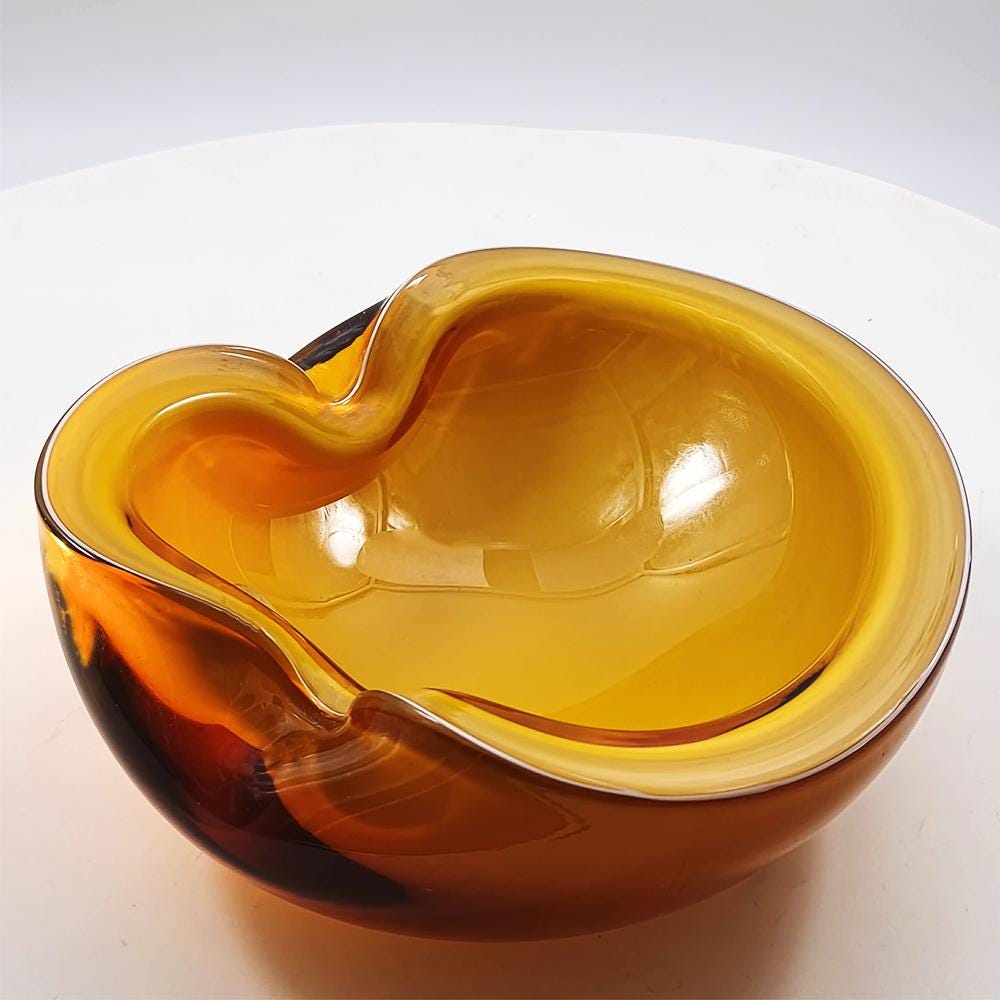 1950s Rare Ashtray by Alfredo Barbini in Handcrafted Murano Glass produced by the historic Vecchia Murano V.M. Factory. 17 cm. / 6.69 inches
