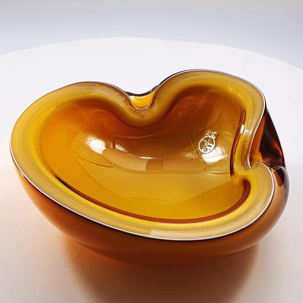 1950s Rare Ashtray by Alfredo Barbini in Handcrafted Murano Glass produced by the historic Vecchia Murano V.M. Factory. 17 cm. / 6.69 inches