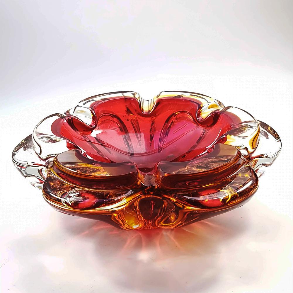 1960s Big Ashtray in Murano Glass. Made in Murano, Italy. 18,5 cm. / 7.28 inches