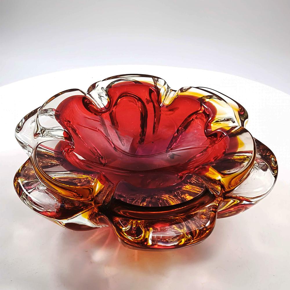 1960s Big Ashtray in Murano Glass. Made in Murano, Italy. 18,5 cm. / 7.28 inches