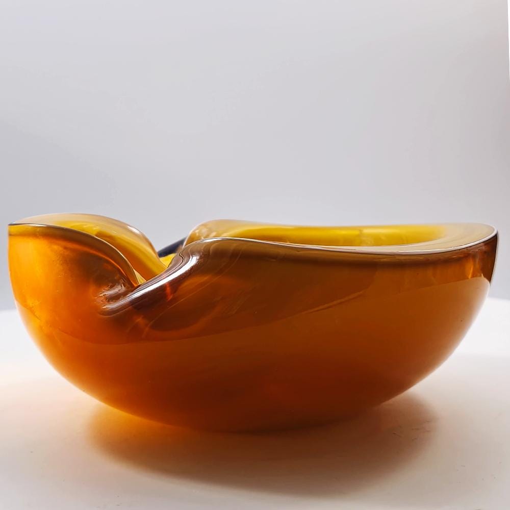 1950s Rare Ashtray by Alfredo Barbini in Handcrafted Murano Glass produced by the historic Vecchia Murano V.M. Factory. 17 cm. / 6.69 inches