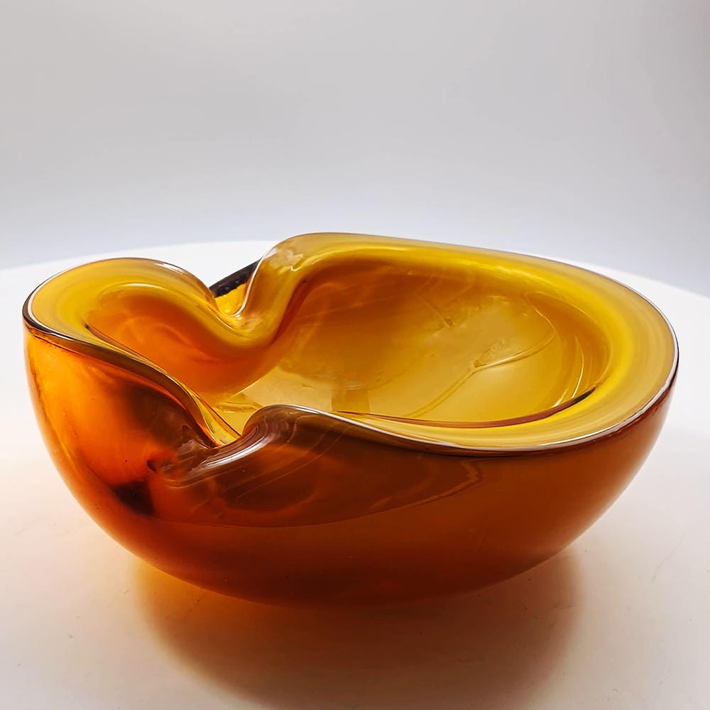 1950s Rare Ashtray by Alfredo Barbini in Handcrafted Murano Glass produced by the historic Vecchia Murano V.M. Factory. 17 cm. / 6.69 inches