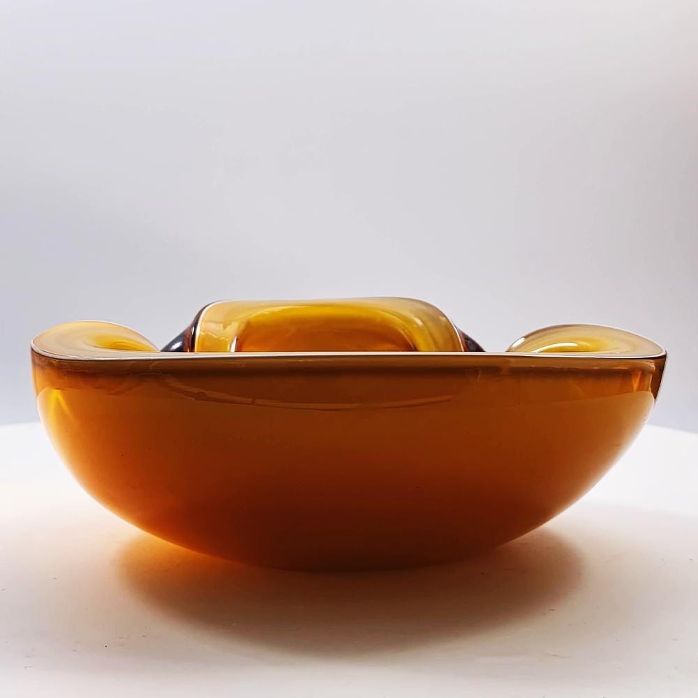 1950s Rare Ashtray by Alfredo Barbini in Handcrafted Murano Glass produced by the historic Vecchia Murano V.M. Factory. 17 cm. / 6.69 inches