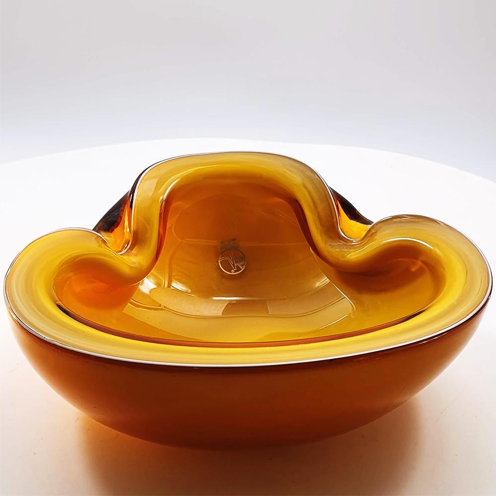 1950s Rare Ashtray by Alfredo Barbini in Handcrafted Murano Glass produced by the historic Vecchia Murano V.M. Factory. 17 cm. / 6.69 inches