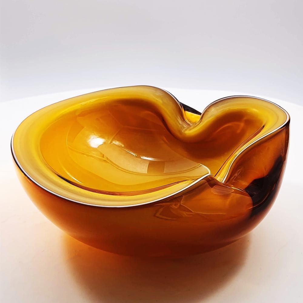 1950s Rare Ashtray by Alfredo Barbini in Handcrafted Murano Glass produced by the historic Vecchia Murano V.M. Factory. 17 cm. / 6.69 inches