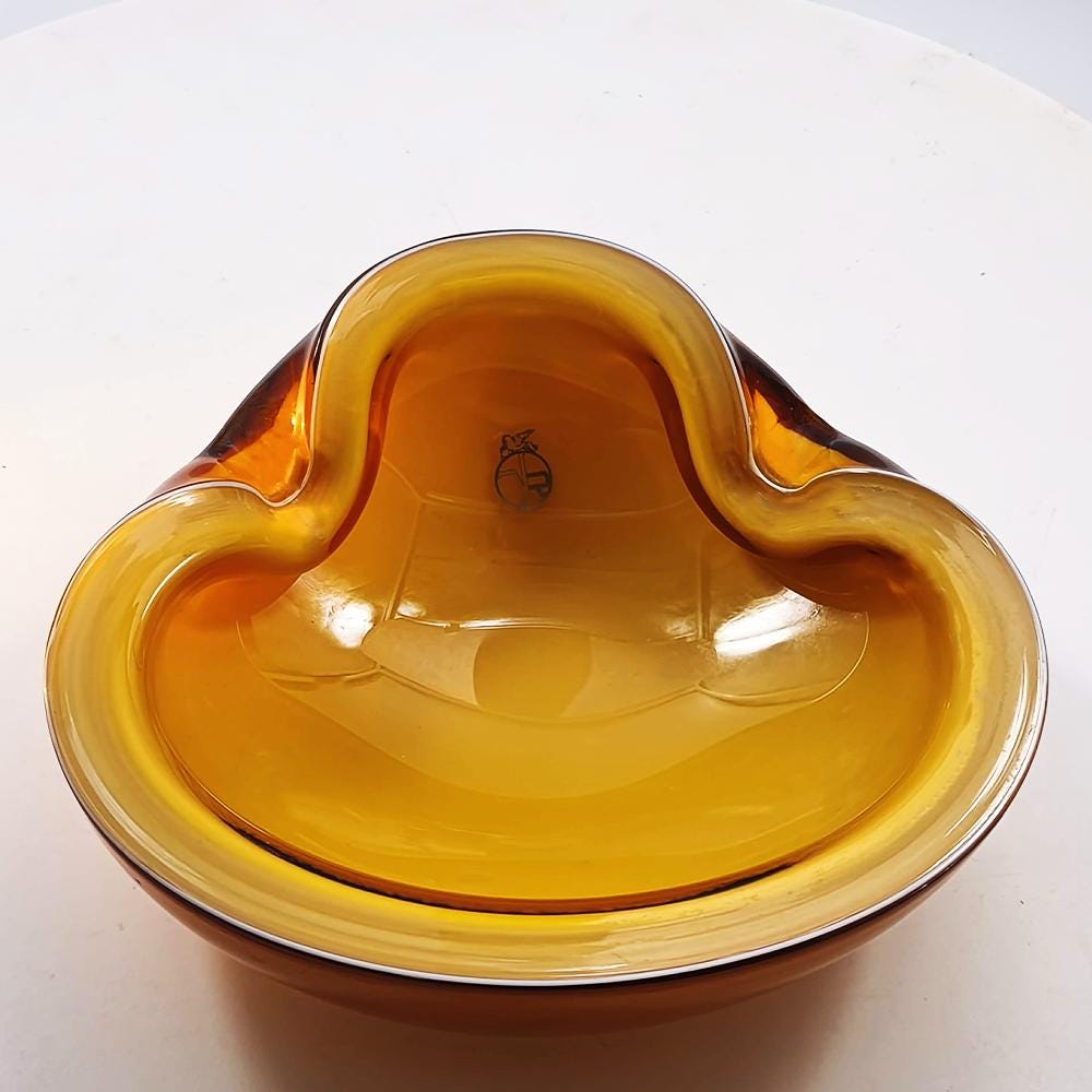 1950s Rare Ashtray by Alfredo Barbini in Handcrafted Murano Glass produced by the historic Vecchia Murano V.M. Factory. 17 cm. / 6.69 inches