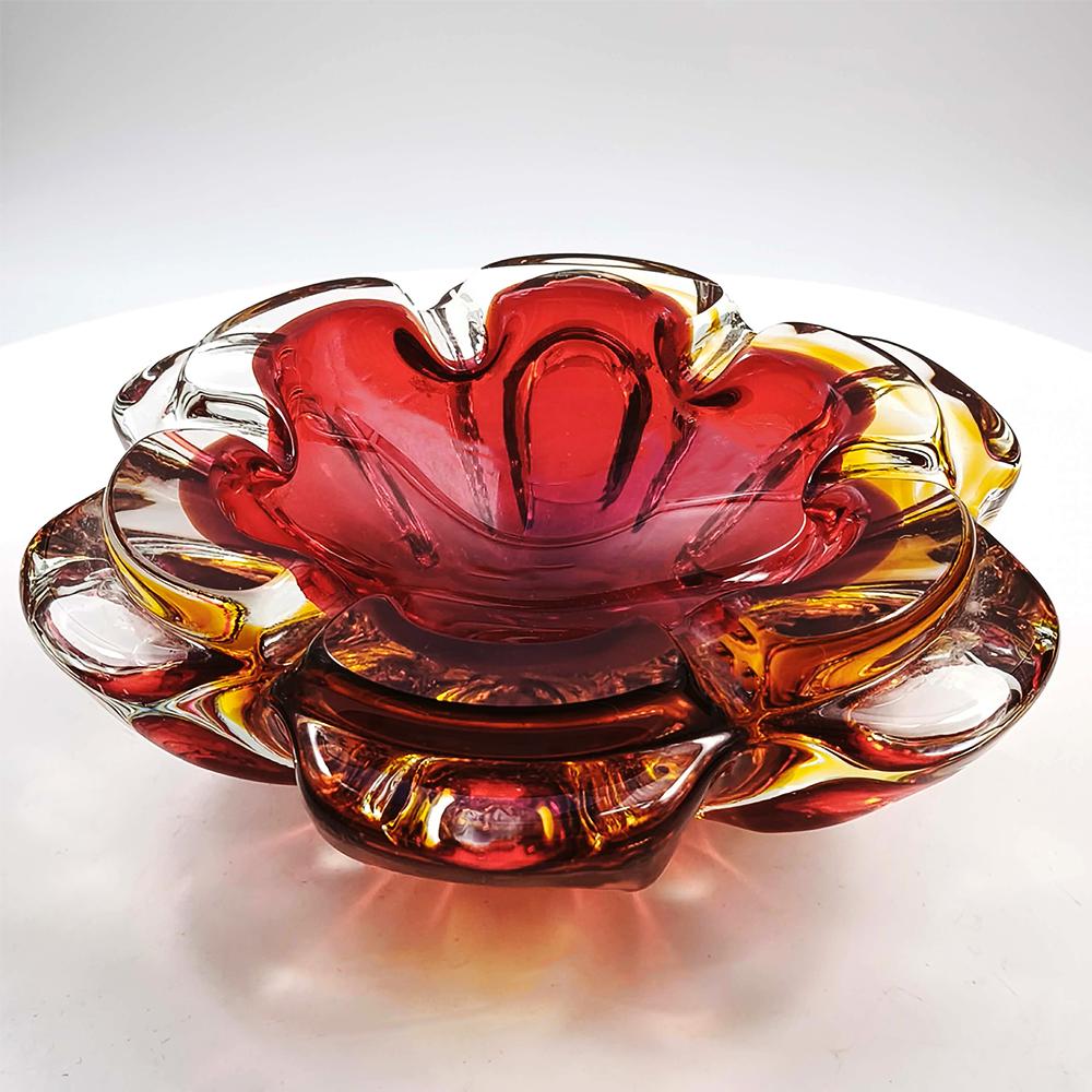 1960s Big Ashtray in Murano Glass. Made in Murano, Italy. 18,5 cm. / 7.28 inches