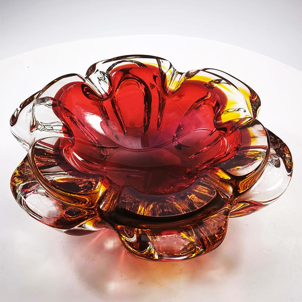 1960s Big Ashtray in Murano Glass. Made in Murano, Italy. 18,5 cm. / 7.28 inches