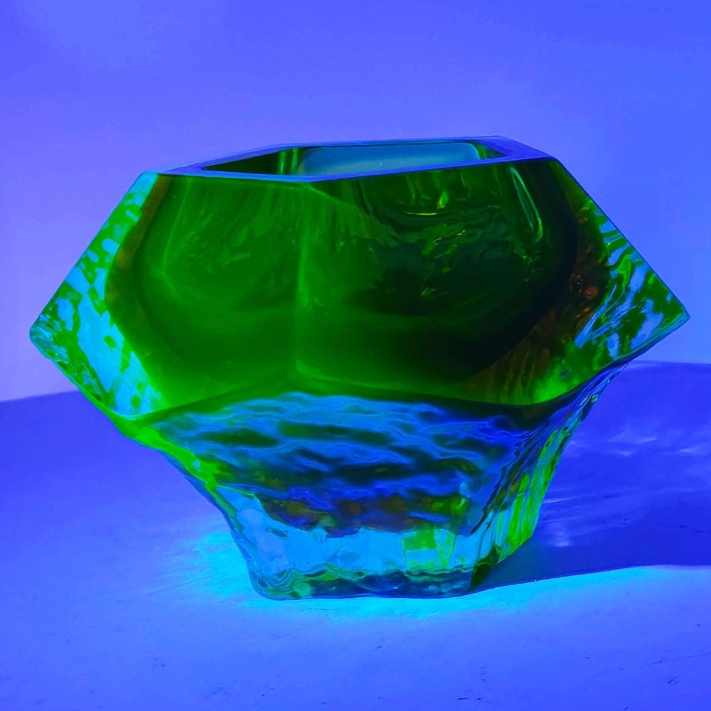 1960s Rare Uranium Ashtray in Murano Glass by Flavio Poli for Seguso.