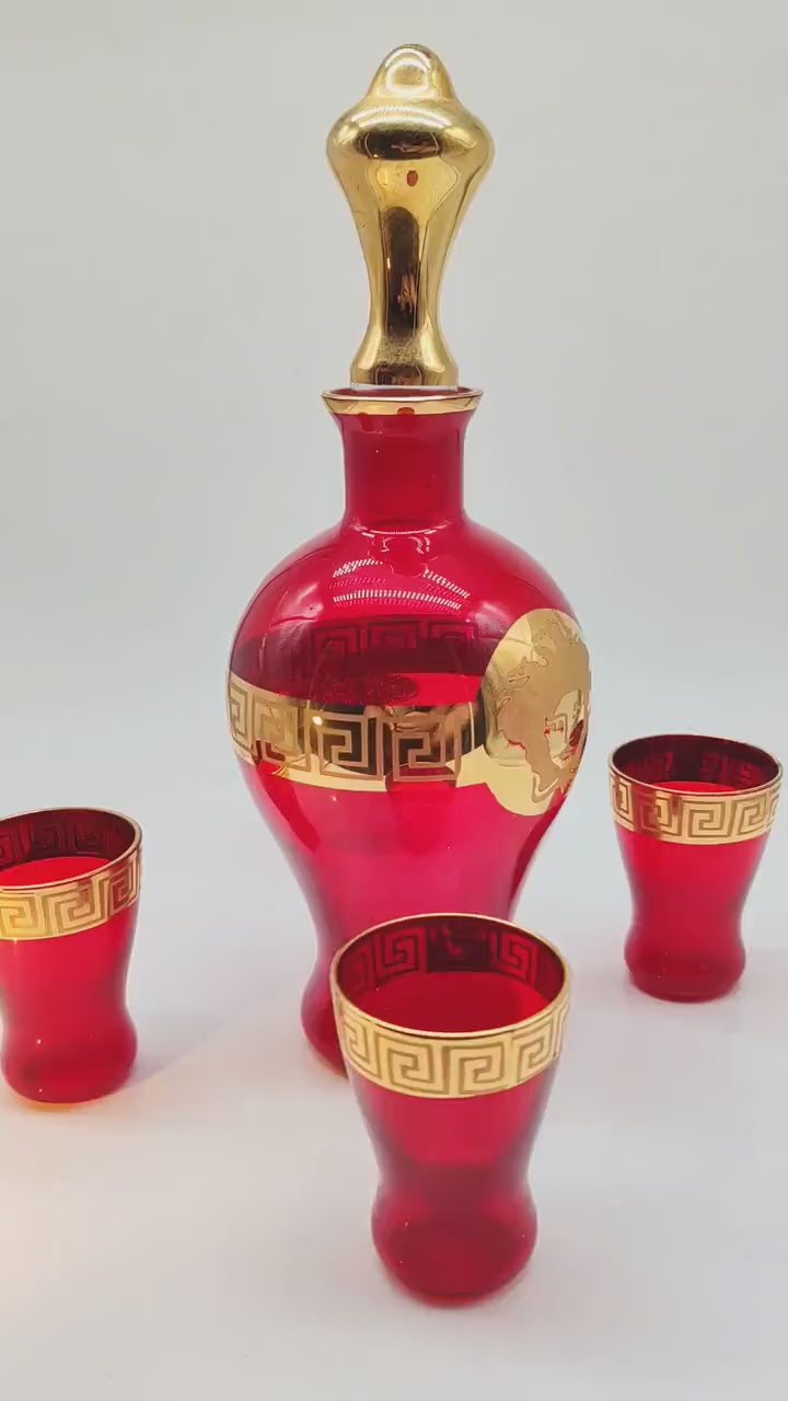 1960s Wonderful Jellyfish drawing Bottle and 4 Glasses with fine Golden finishes in Murano Glass. Made in Italy.