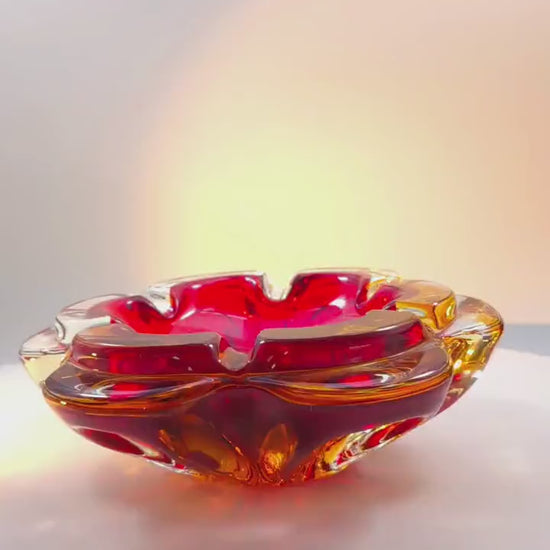 1960s Big Ashtray in Murano Glass. Made in Murano, Italy. 18,5  cm. / 7.28 inches