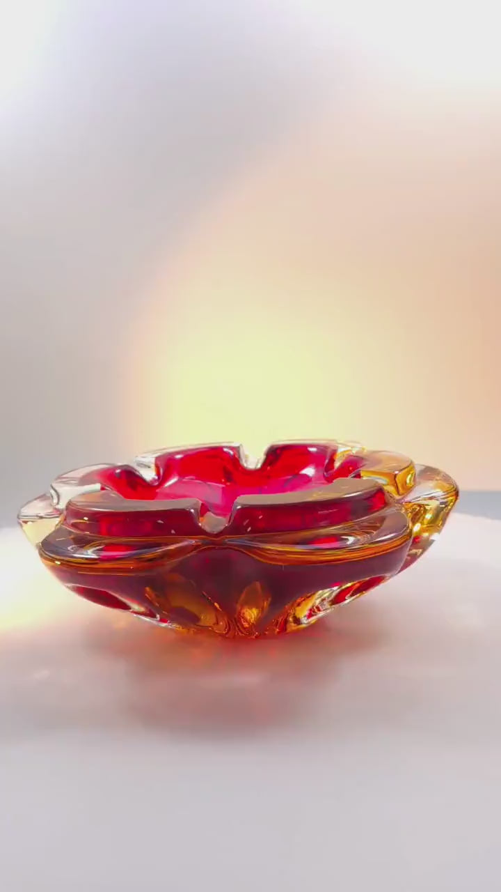 1960s Big Ashtray in Murano Glass. Made in Murano, Italy. 18,5  cm. / 7.28 inches