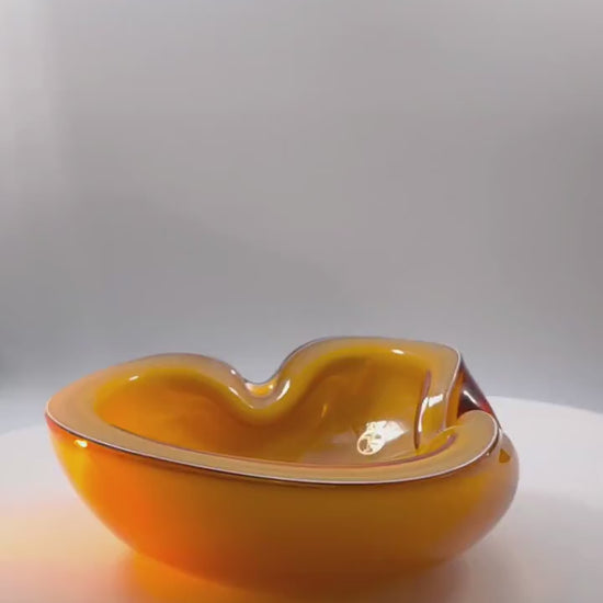 1950s Rare Ashtray by Alfredo Barbini in Handcrafted Murano Glass produced by the historic Vecchia Murano V.M. Factory. 17 cm. / 6.69 inches