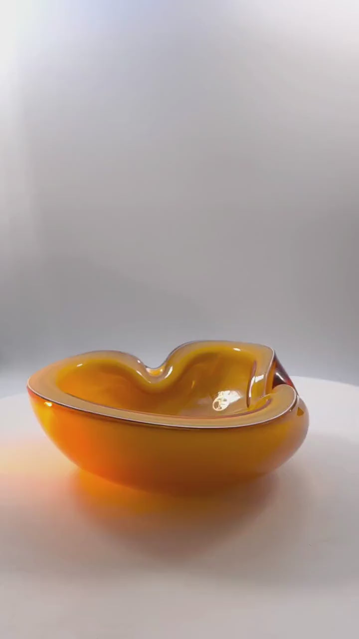 1950s Rare Ashtray by Alfredo Barbini in Handcrafted Murano Glass produced by the historic Vecchia Murano V.M. Factory. 17 cm. / 6.69 inches