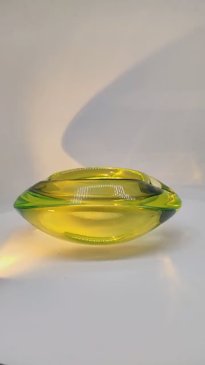 1960s Big Rare Ashtray in Uranium Murano Glass. Made in Italy.