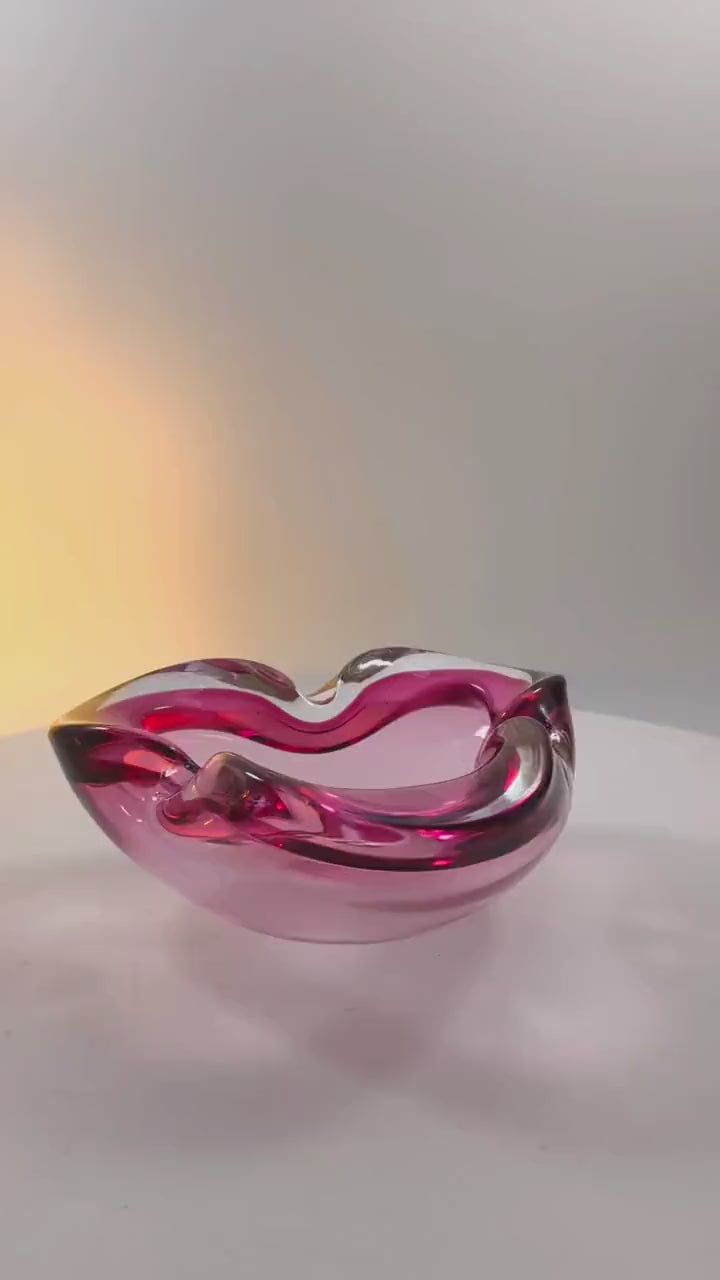 1960s Stunning Pink Ashtray in Murano Glass by Flavio Poli for Seguso. Made in Italy. 15,5 cm. / 6.10 inches