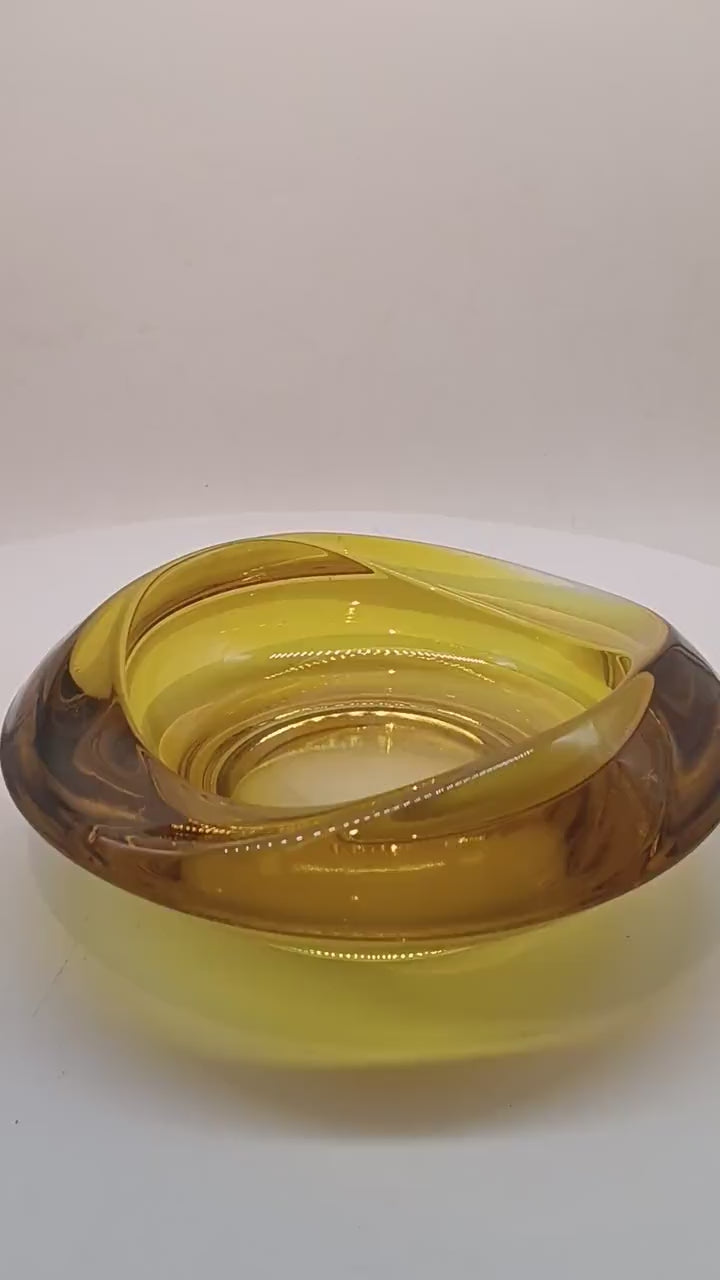 1960s Big Golden Yellow  Ashtray or Catch-all in Murano Glass. 17,5 cm. Made in Italy.