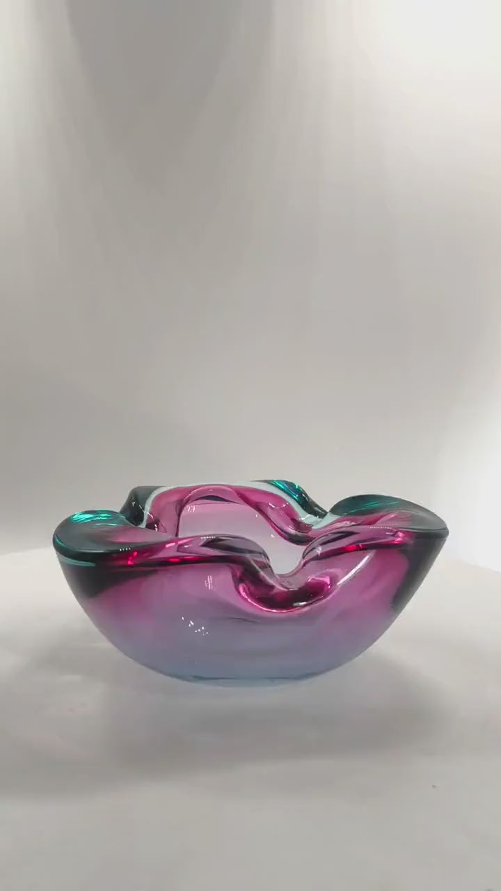 1960s Ashtray in Uranium Murano Glass by Flavio Poli for Seguso. Made in Italy. 16 cm. / 6.29 inches