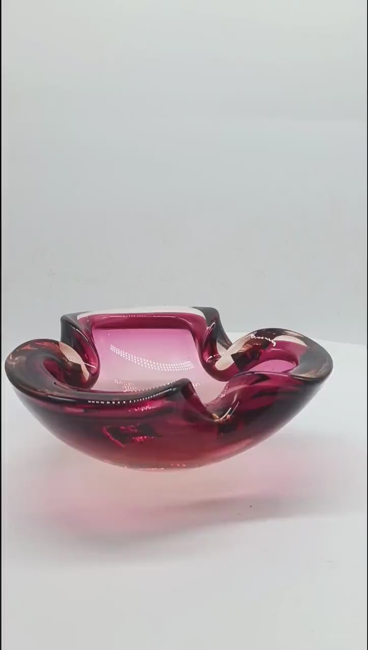 1960s Pink Ashtray or Catch-all in Murano Glass by Flavio Poli for Seguso. Made in Italy.