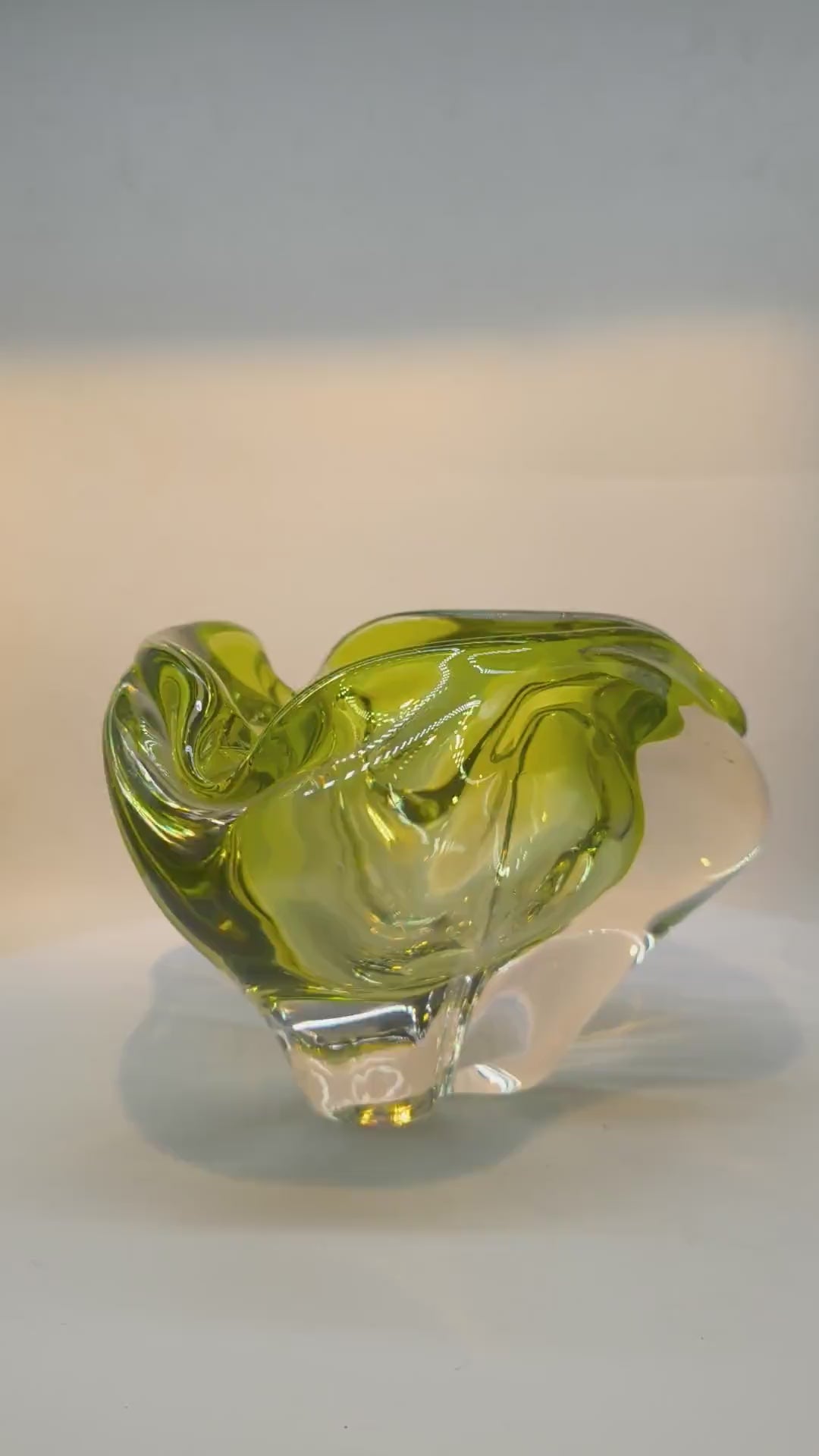 1950s Big  Triangular Ashtray - Centerpiece or Catch-all in Murano Glass by Flavio Poli. Made in Italy. 20 x 17 x 13,5 h cm / 2,8 kg.