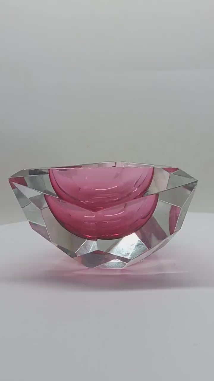 1960s  Rare Pink Multifaceted Triangular Ashtray or Catch-all in Murano by Flavio Poli for Seguso. Made in Italy.