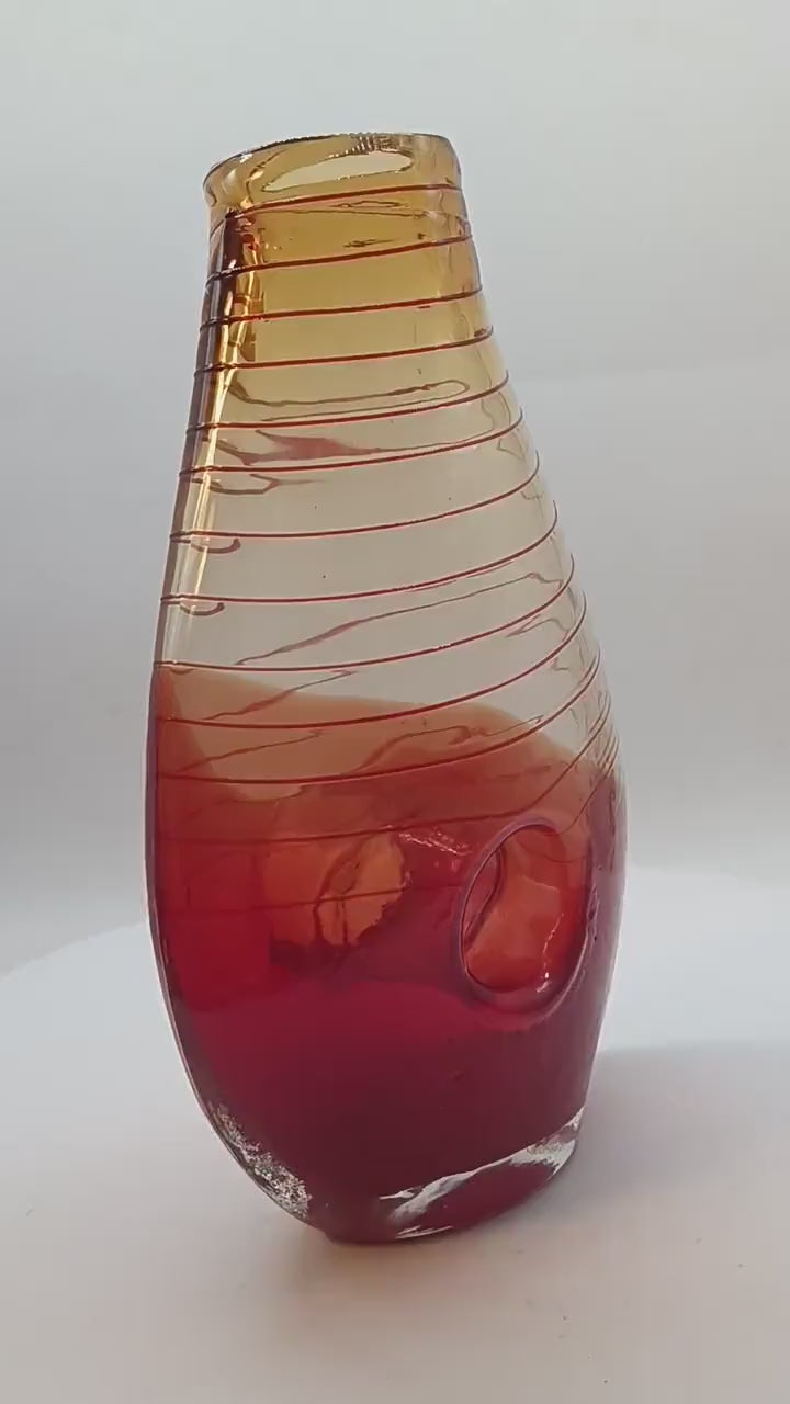 1970s Stunning Vase in hand-worked Murano Glass. Made in Italy.