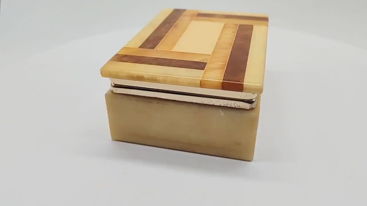Vintage Box / Jewelry Box in Hand-carved Alabaster. Made in Italy - 1970s